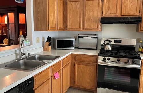 Harrisburg House | Cozy Fall Stay · Hershey/Harrisburg · Sleeps 5 · Free Parking