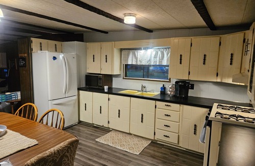 Suring Cottage | Cozy family cottage w/fireplace, near lake and national forest.