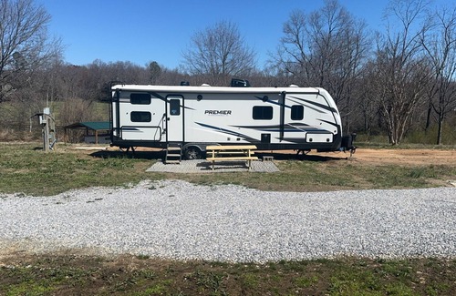 Henrietta RV Rental | Cozy family friendly camper in tranquil Forest City with AC, WiFi
