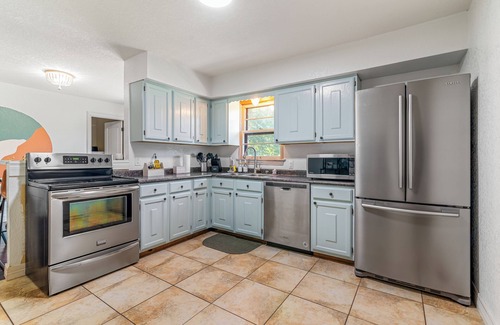 Joplin House | Cozy Family-Friendly Boho Home in Joplin - Central Location!