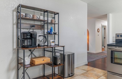 Joplin House | Cozy Family-Friendly Boho Home in Joplin - Central Location!
