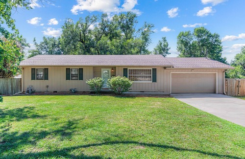 Joplin House | Cozy Family-Friendly Boho Home in Joplin - Central Location!