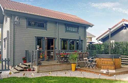 Bourbourg House | Cozy, family-friendly cottage with Finnish wooden bath and panoramic view.