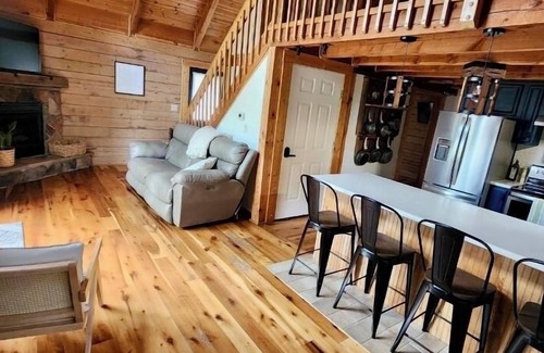 Williamstown Cabin | Cozy, family friendly country Side Cabin 15 Min to the Ark Encounter w/fire pit
