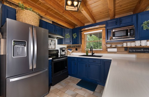 Williamstown Cabin | Cozy, family friendly country Side Cabin 15 Min to the Ark Encounter w/fire pit