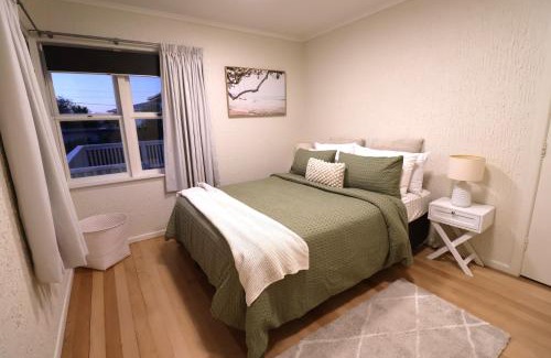 Mangere Bridge Villa | Cozy Family Home 10min to Airport and Pet friendly