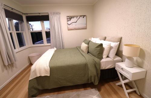 Mangere Bridge Villa | Cozy Family Home 10min to Airport and Pet friendly