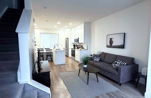 Bridgeland House | Cozy Family Home/Downtown Calgary/Free Parking/Enclosed Garage/Pet Friendly n