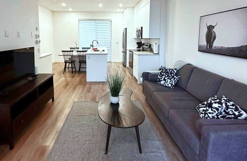 Bridgeland House | Cozy Family Home/Downtown Calgary/Free Parking/Enclosed Garage/Pet Friendly n