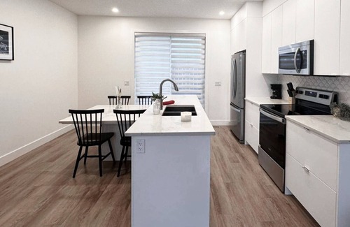 Bridgeland House | Cozy Family Home/Downtown Calgary/Free Parking/Enclosed Garage/Pet Friendly n