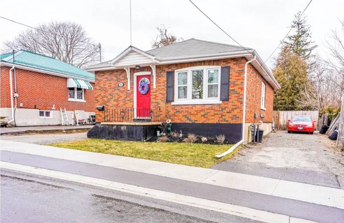 Bowmanville House | Cozy Family Sized House in Prime Bowmanville