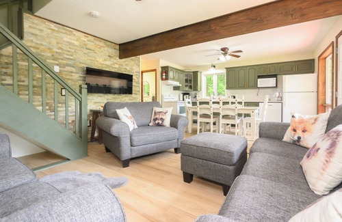 Kearney Cottage | Cozy Family-Sized Cottage in Kearney - Hot Tub & Sauna 3 Min walk to Perry Lake