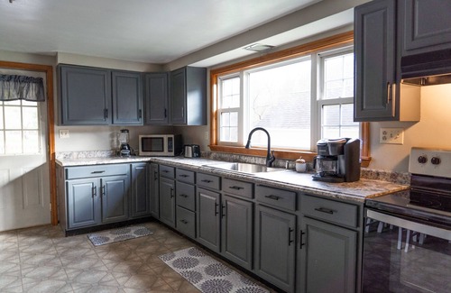 Waynesburg House | Cozy farm stay near wedding venue Peaceful location
