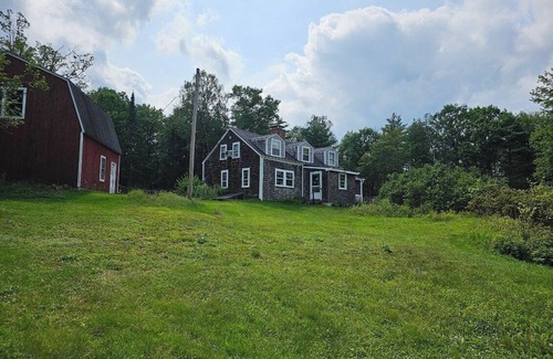 Danbury House | Cozy Farmhouse - Private Ragged Mountain Retreat