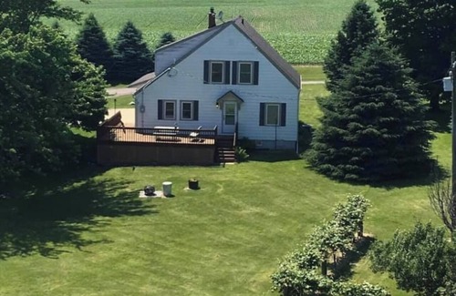 Dickeyville House | Cozy Farmhouse Retreat, Climb lighthouse, Acres to explore, Dogs ok, Amenities!