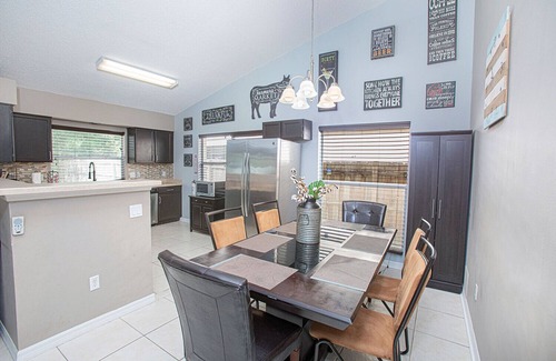 Lakeside Estates House | Cozy Farmhouse Villla between Disney & Orlando International Airport