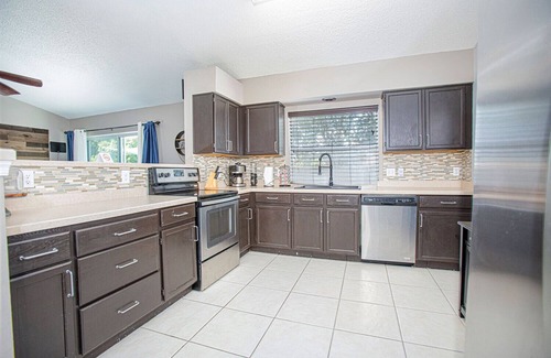 Lakeside Estates House | Cozy Farmhouse Villla between Disney & Orlando International Airport
