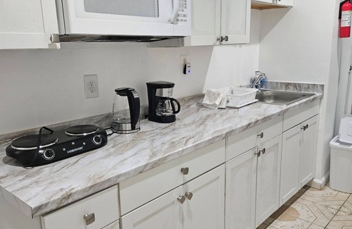 West Laurel House | Cozy Finished Basement with 1-bedroom, living Space AC, WiFi in charming Laurel