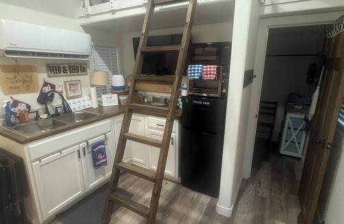 Etoile Cabin | Cozy fisherman cabin step from Lake Sam Rayburn