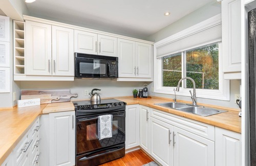 Fenelon Falls Cottage | Cozy Four-Season Lakefront Cottage With Hot Tub