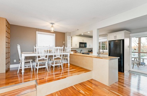 Fenelon Falls Cottage | Cozy Four-Season Lakefront Cottage With Hot Tub