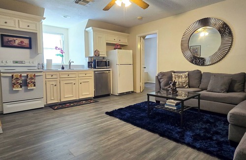 Klein Apartment | Cozy French Getaway! With full kitchen, workspace, treadmill and grill.nn