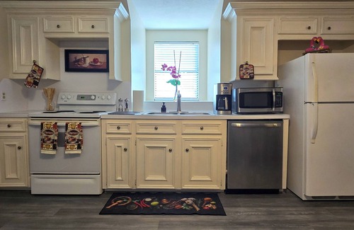 Klein Apartment | Cozy French Getaway! With full kitchen, workspace, treadmill and grill.nn
