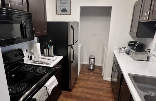 East Riverside - Oltorf Apartment | Cozy Fully Equipped Central ATX Apt Room 2
