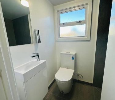 Redwood House | Cozy Fully Equipped Unit 12 noon check in