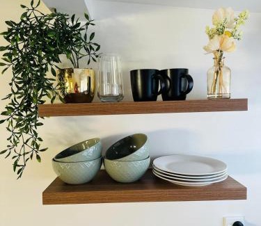 Redwood House | Cozy Fully Equipped Unit 12 noon check in