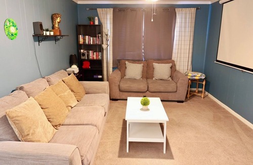 Westover House | Cozy, gallery-inspired stay, 5min to Fort Liberty
