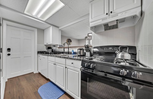 Athol Springs Apartment | Cozy Getaway 3 Min to Lake l WiFi Parking Laundry