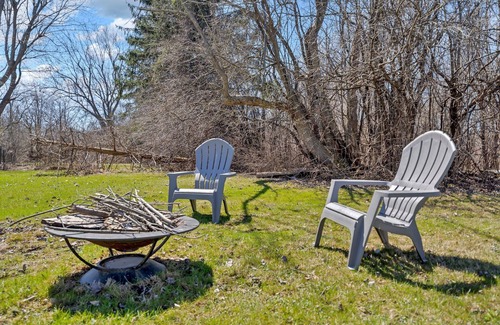 Athol Springs Apartment | Cozy Getaway 3 Min to Lake l WiFi Parking Laundry
