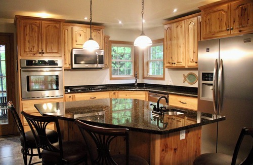 Holcombe House | Cozy Getaway:3BR, clean, Stargazing, Nearby Trails & Live Music, Adventure Await