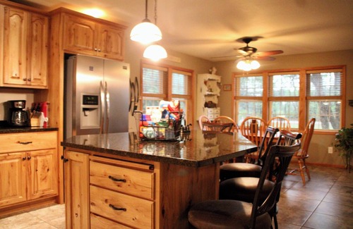 Holcombe House | Cozy Getaway:3BR, clean, Stargazing, Nearby Trails & Live Music, Adventure Await