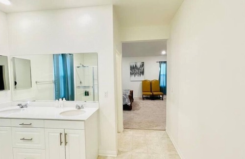Colton House | Cozy Getaway 5-Bdr Family Retreat Home nearUCR NOS