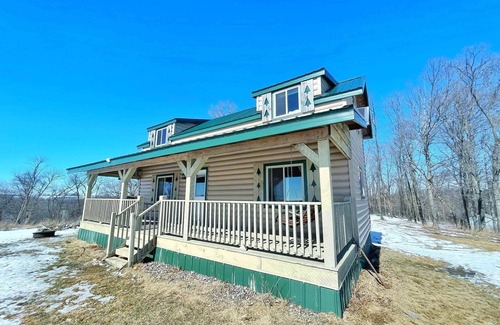 Waukon Cabin | Cozy getaway cabin with Amazing Panoramic views!