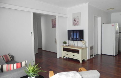 Frankston House | Cozy Getaway in Frankston. nJust 5-minute walk to the beach!