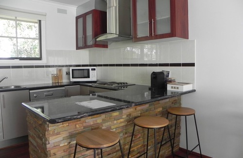 Frankston House | Cozy Getaway in Frankston. nJust 5-minute walk to the beach!