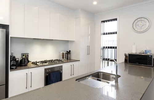 Christies Beach House | Cozy Getaway, King Bed w/TV✔︎NBN/Netflix/Nespresso