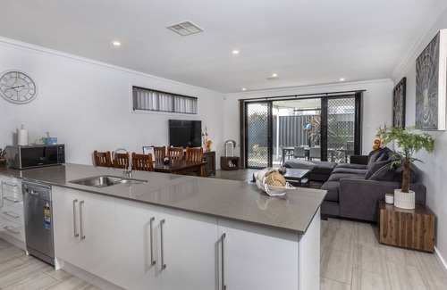 Christies Beach House | Cozy Getaway, King Bed w/TV✔︎NBN/Netflix/Nespresso