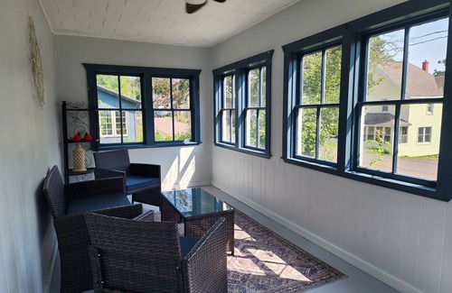 Houghton House | Cozy getaway mins from Michigan Tech, Ski & Snowmobile trails & Lake Superior