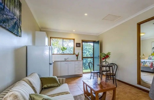 Mount Tamborine Apartment | Cozy Golf Course Retreat in tranquil Tamborine Mountain with WiFi, AC