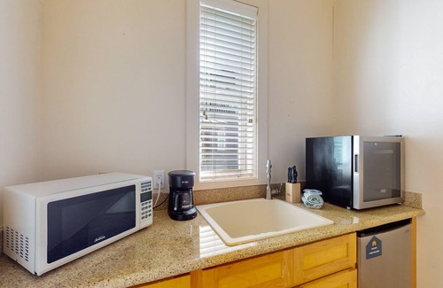 Crescent Beach Apartment | Cozy, ground-floor beach studio w/a shared pool, free WiFi, & a kitchenette