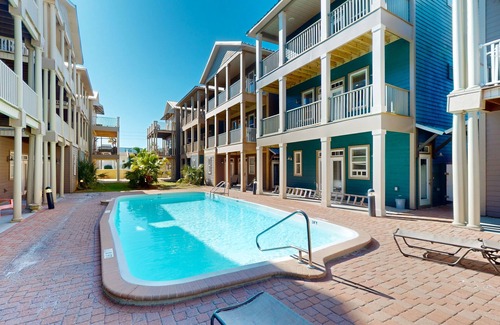 Crescent Beach Apartment | Cozy, ground-floor beach studio w/a shared pool, free WiFi, & a kitchenette