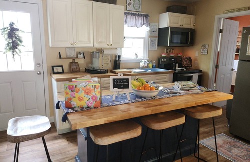Allen House | Cozy Guest House on 15 acres, with plenty of parking!