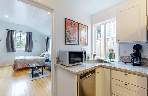 Johns Landing House | Cozy Guest Suite Attached to the Back of a Residence in the heart of Portland