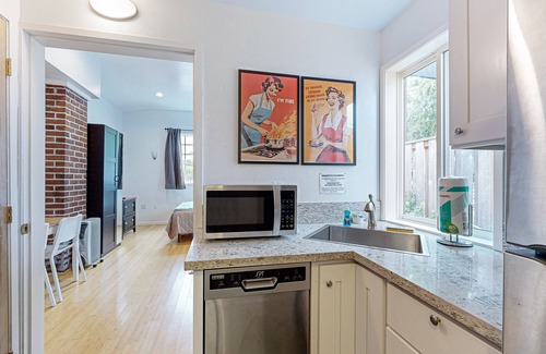 Johns Landing House | Cozy Guest Suite Attached to the Back of a Residence in the heart of Portland