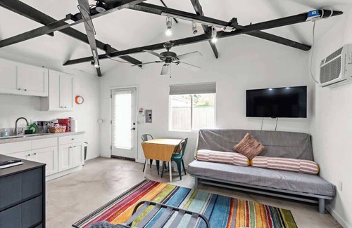 Pico - Robertson House | Cozy Guest Suite with Kitchenette Prime Location