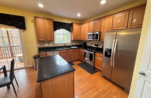 Holly Glen House | Cozy Haven in pleasant Holly Springs with jacuzzi, fireplace & outdoor firepit